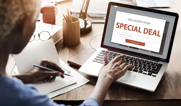 Afrikaanse vrouw met laptop — Stockfoto