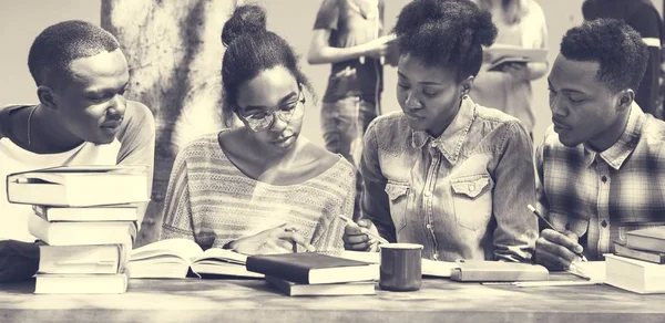 Estudantes africanos brainstorming — Fotografia de Stock