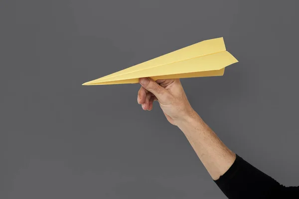 Menschliche Hand hält Papierflugzeug — Stockfoto
