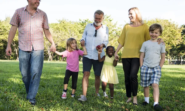 Familie hebben plezier in het park — Stockfoto