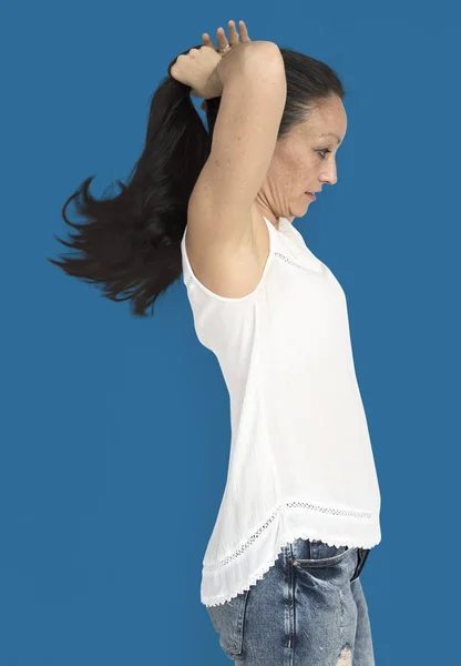 Mujer tocándose el pelo — Foto de Stock