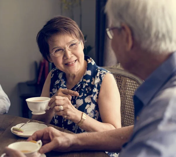 Adultos mayores que beben té — Foto de Stock