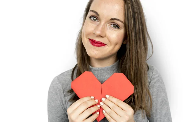 Mujer sosteniendo corazón de papel rojo — Foto de Stock