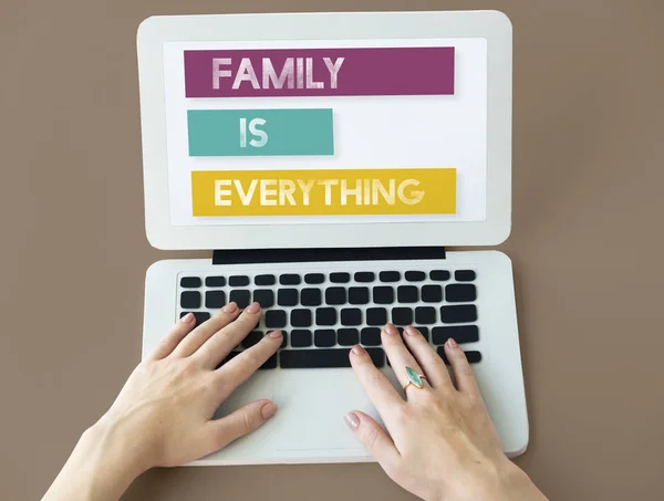 Woman typing on laptop keyboard — Stock Photo, Image