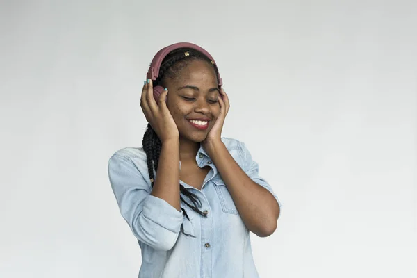 Vrouw in de luisteren muziek studio hoofdtelefoon — Stockfoto