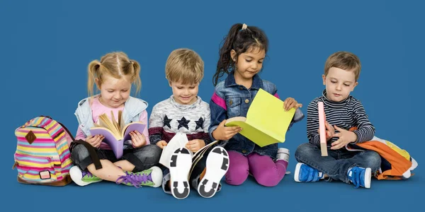 Dzieci w wieku przedszkolnym z książek i plecaki — Zdjęcie stockowe