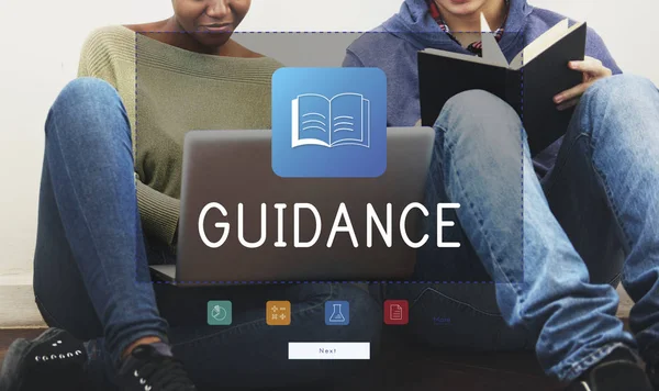 A diákok tanulási laptop és könyv — Stock Fotó