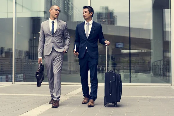 Zakenlieden in gesprek met Bagage — Stockfoto