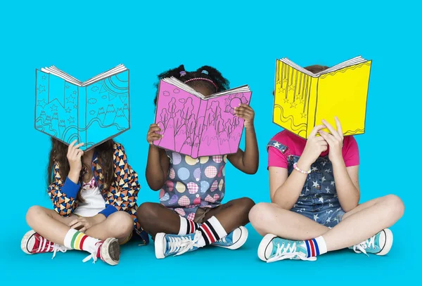 Bambine che leggono libri — Foto Stock