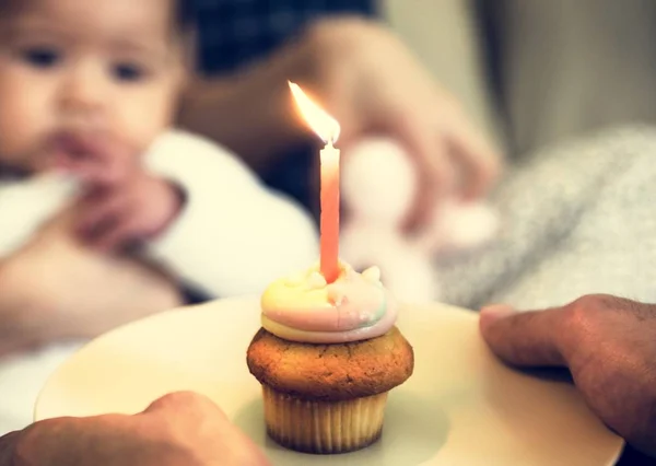 Genitori che festeggiano il compleanno del bambino — Foto Stock