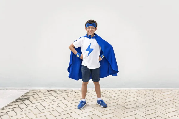 Хлопчик в костюмі Супергерой — стокове фото