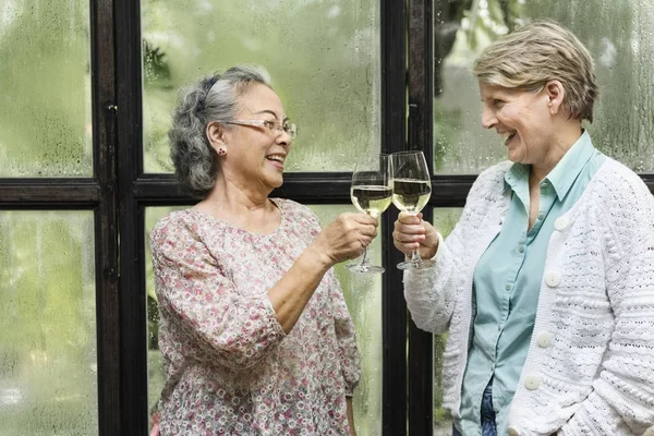 Жінки в келихах білого вина — стокове фото