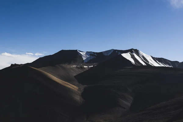 Hermosas montañas en la nieve —  Fotos de Stock