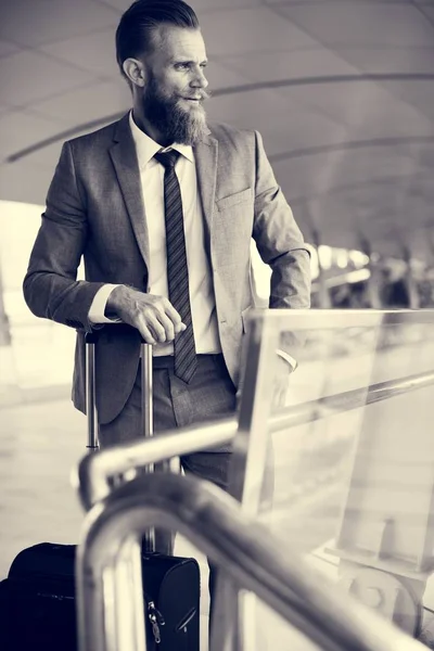 Uomo con bagaglio business — Foto Stock