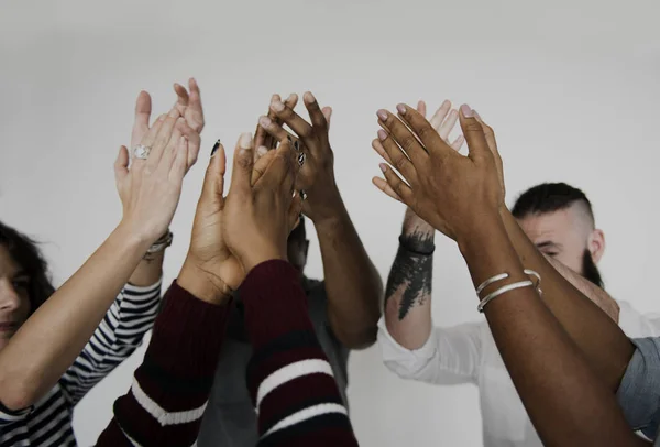 Personas cogidas de la mano —  Fotos de Stock