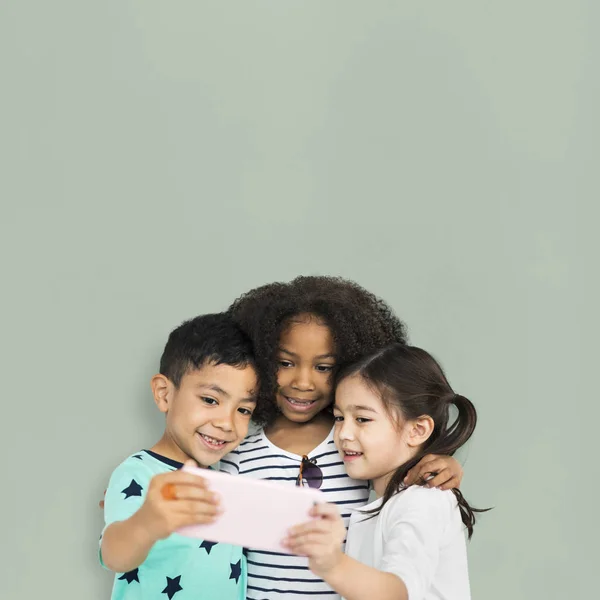 Gyermekek selfie véve a mobil — Stock Fotó