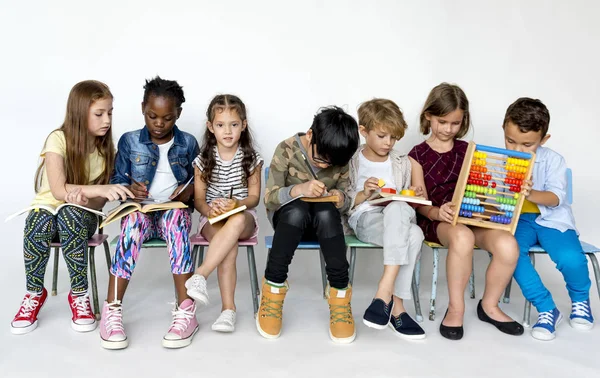 Kinder lernen und machen Hausaufgaben — Stockfoto