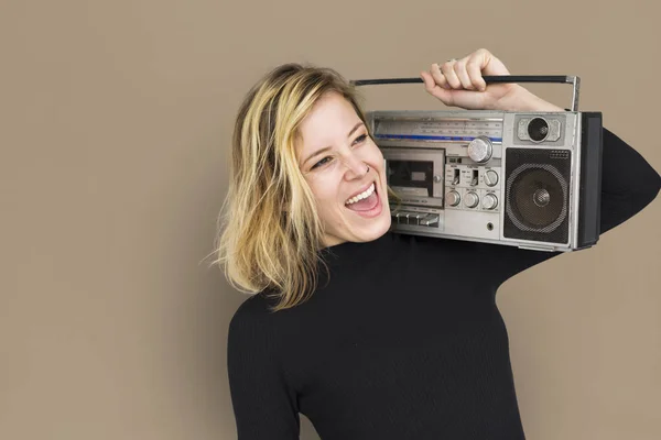 Γυναίκα που κρατά media player boombox — Φωτογραφία Αρχείου