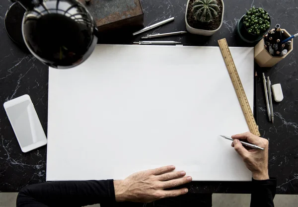 Persona escribiendo en banner de papel — Foto de Stock