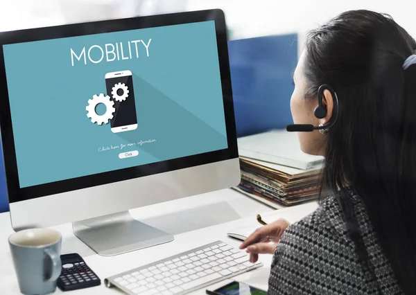 Businesswoman working on computer — Stock Photo, Image