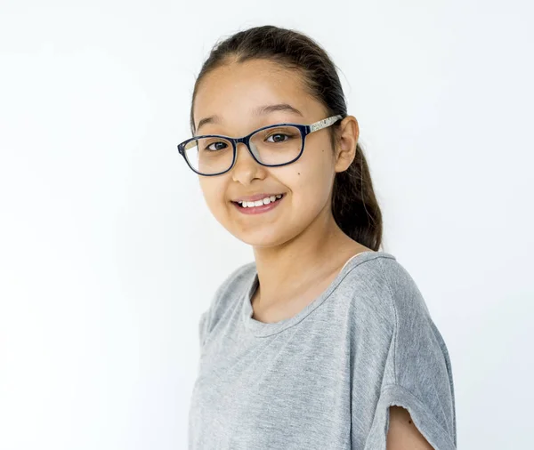 Menina sorrindo e vestindo óculos — Fotografia de Stock