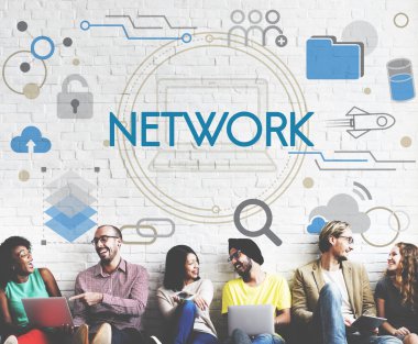 çeşitlilik arkadaşlar duvara yakın oturur