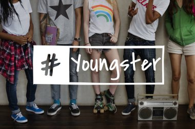 Duvara yakın duran çok ırklı rahat insanlar