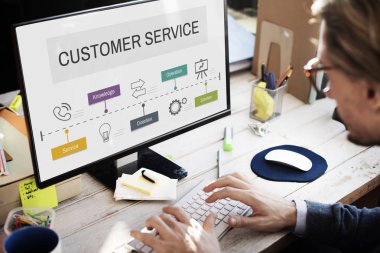 bilgisayara karşı oturan adam