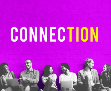 çeşitlilik arkadaşlar duvara yakın oturur