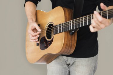 Gitar çalan adam