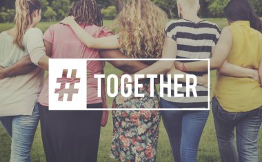 Beş kadın Parkı önünde kucaklayan