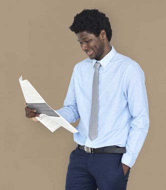 Afrikalı adamın okuma gazete