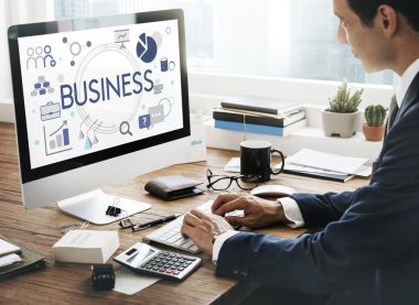 Bilgisayarda çalışan iş adamı