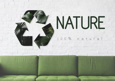 renkli kanepe ve tuğla duvar