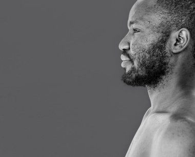 adam çıplak omuz ile