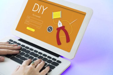 Dizüstü bilgisayarda yazan kadın klavyesi