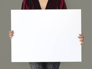 Boş bayrak tutan kadın