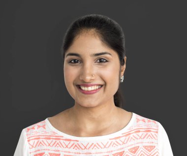 Hintli kadın gülümsüyor