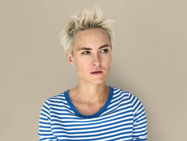 kısa saçlı ciddi sarışın kadın