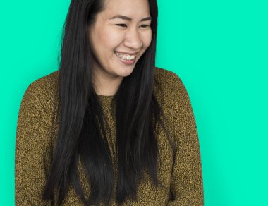 Siyah uzun saçlı Asyalı kadın