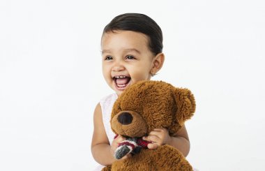 Oyuncak ayıyı tutan kız