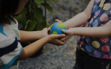 küçük dünya gezegen tutan çocuk 