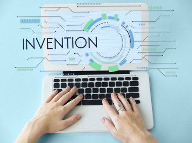 Dizüstü bilgisayarda yazan kadın klavyesi