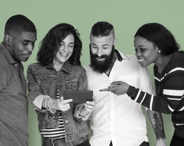 Arkadaşlar dijital aygıt kullanarak