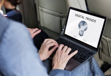 Takside laptop kullanan iş kişi 