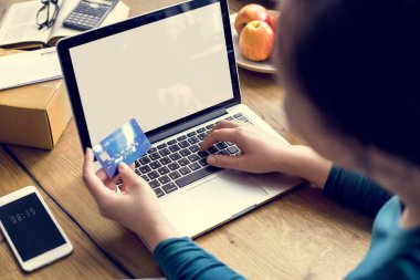 Kredi kartı tutan kadın.