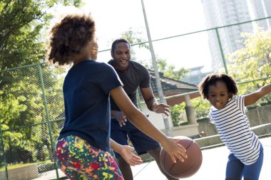 Basketbol oynarken aile