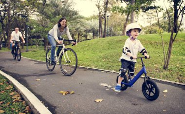 Parkta Bisiklet aile