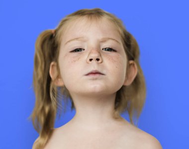 Stüdyo poz içinde kız çıplak göğüslü