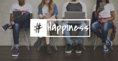 çok ırklı arkadaşlar farklı aygıtları kullanarak